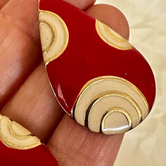 Red cream and gold tone teardrop post earrings - Picture 5 of 7